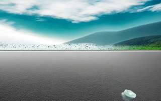 Autowindschutzscheibe mit sichtbarem Steinschlag, umfassende Versicherung, landschaftliche Fahrt im Hintergrund.