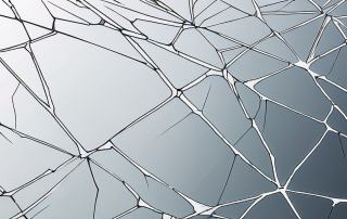 Textur eines rissigen Windschutzscheiben-Glases mit Spinnennetzartigen Bruechen durch unbehandelte Steinschlaege, fokussiert auf die Schaeden ohne sichtbare Autoteile.