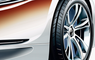 Nahaufnahme eines glaenzenden Autoreifens und Teil eines eleganten, gut polierten Fahrzeugkoerpers, der Detailgenauigkeit und Qualitaet widerspiegelt, vor einem weich fokussierten Hintergrund, der eine ruhige Umgebung andeutet.