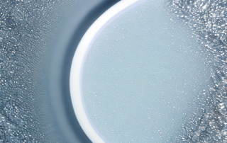 Nahaufnahme Windschutzscheibe Auto mit Steinschlag Riss, Versicherungsbedarf hervorgehoben, Hintergrund unscharf.