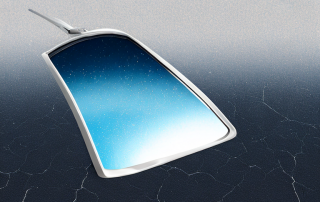 Nahaufnahme Autowindschutzscheibe mit Steinschlag Schaden, Versicherungsschutz wichtig.