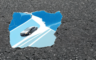 Riss in Windschutzscheibe durch Steinschlag, verschwommene Strasse im Hintergrund.