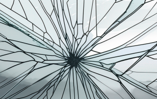 Nahaufnahme eines rissigen Windschutzscheiben-Glases, zeigt komplexes Bruchmuster und eingeschraenkte Sicht, betont Gefahr fuer Autofahrer.