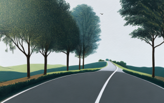 Serene Landstrasse im laendlichen Idyll, Auto fahrend, symbolisiert reibungslose Reise und beste Versicherungsangebote.