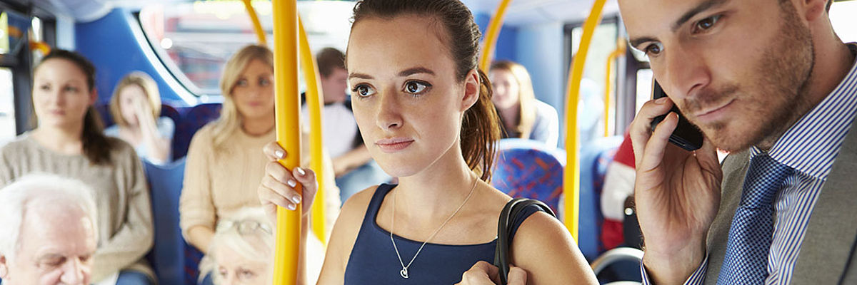 Berufspendler stehen und sitzen in einer S-Bahn