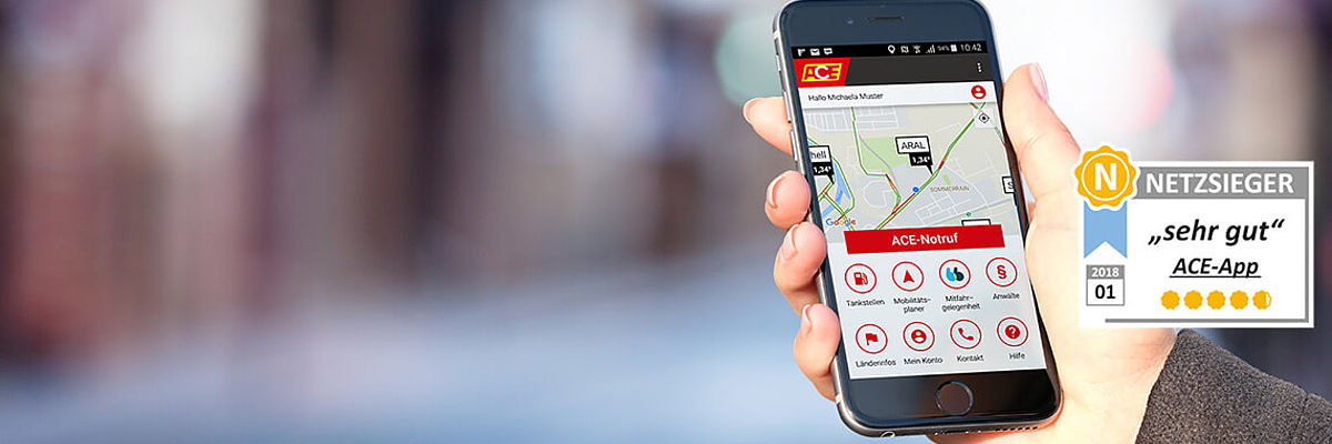 ACE-App im Test sehr gut Hand hält Handy mit ACE-App und Testsiegel Netzsieger