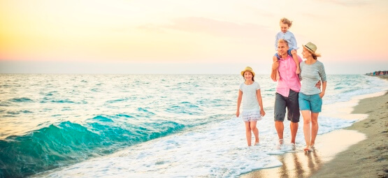Familie geht am Strand spazieren