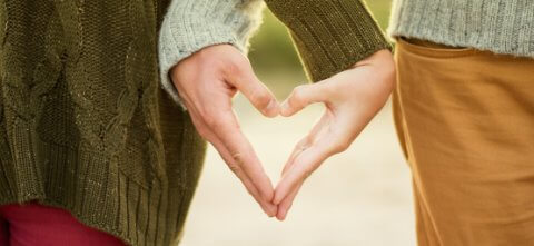 Paar geht Hand in Hand