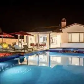 GarikiMot Vacation Rentals, Indio