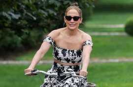 Jennifer Lopez Embraces Summer Chic on a Breezy Bi