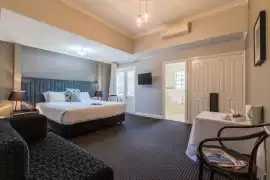 Luxury and Budget-Friendly Places to Stay in Warbu