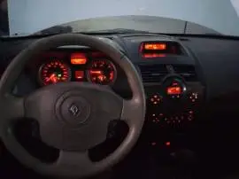 رينو 2006 مع فتحة سقف بانوراما, دمشق