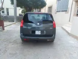 Peugeot 5008 2011, Homs