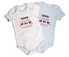 Body Bimbo 0-24 Mesi | Pacco da Due | 100% Cotone | Bianco e Azzurro | Perfetta Idea Regalo | Divertenti con Scritta Sono L'Amore di Mamma & Sono L'Amore di papà | Manica Corta (0-3 mesi/62cm) - 1