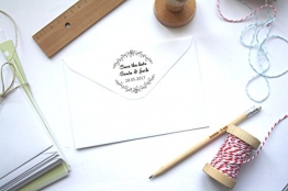Timbro matrimonio o indirizzo personalizzabile, forma rotonda, floreale, con testo personalizzato - 1