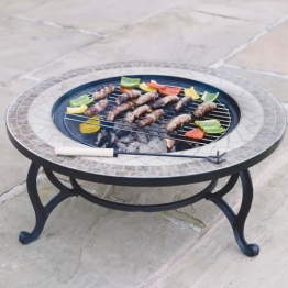 Trueshopping - Tavolino rotondo da giardino con braciere integrato Beacon Star, con griglia per barbecue, rete di protezione e copertura anti-intemperie, diametro 76,2 cm - 1