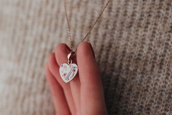 Rosengarten-Tierbestattung-Pferdebestattung-Asche-Schmuck-Schweifhaar ROSENGARTEN-Tierbestattung - Pferdebestattung - Asche - Schmuck - Schweifhaar