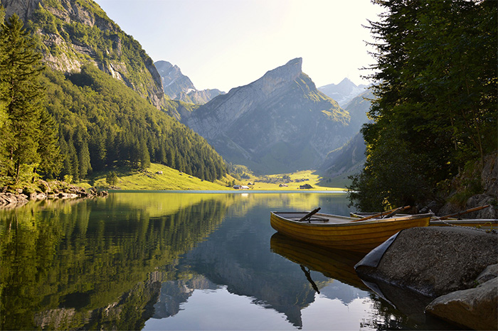 Boot am See zwischen einem Gebirge