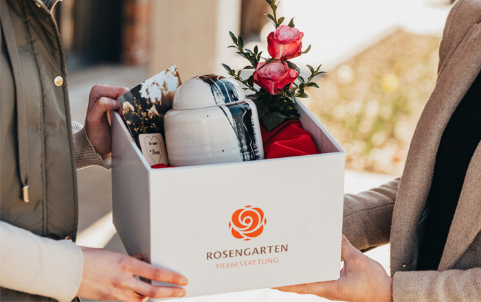 Urnenübergabe bei der ROSENGARTEN-Tierbestattung