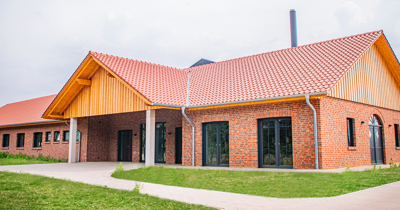 Pferdekrematorium, Landleben, Haus, Klinkersteine, Holz
