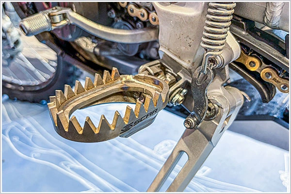 Triumph TF E 250 2026 - Scar Footpegs