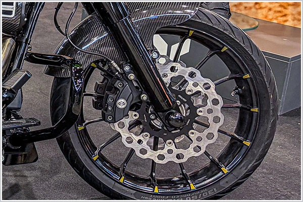 H-D Road Glide M8 107