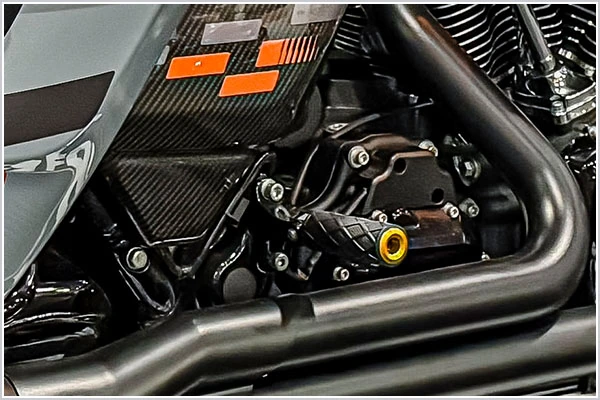 H-D FLTRX 2024 - Arlen Ness Mid Controls & Foorpegs