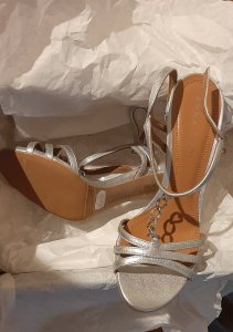 Sandale Anna Cori și pantofi decupați Bata