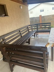 Coltar în forma de U masa și o banca sin lemn masiv