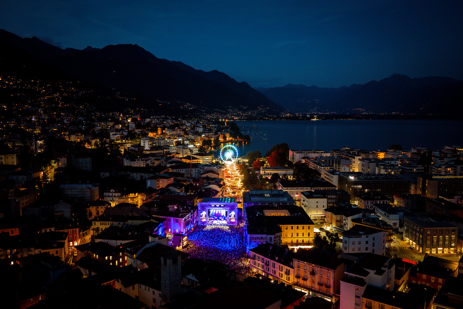 Per Heli auf die Piazza Grande