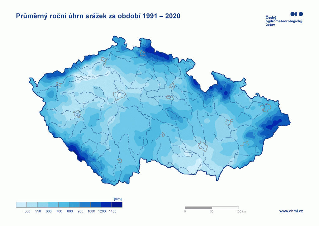 Je škoda neodvádět dešťovou vodu z okapů, když naprší tolik vody zdarma