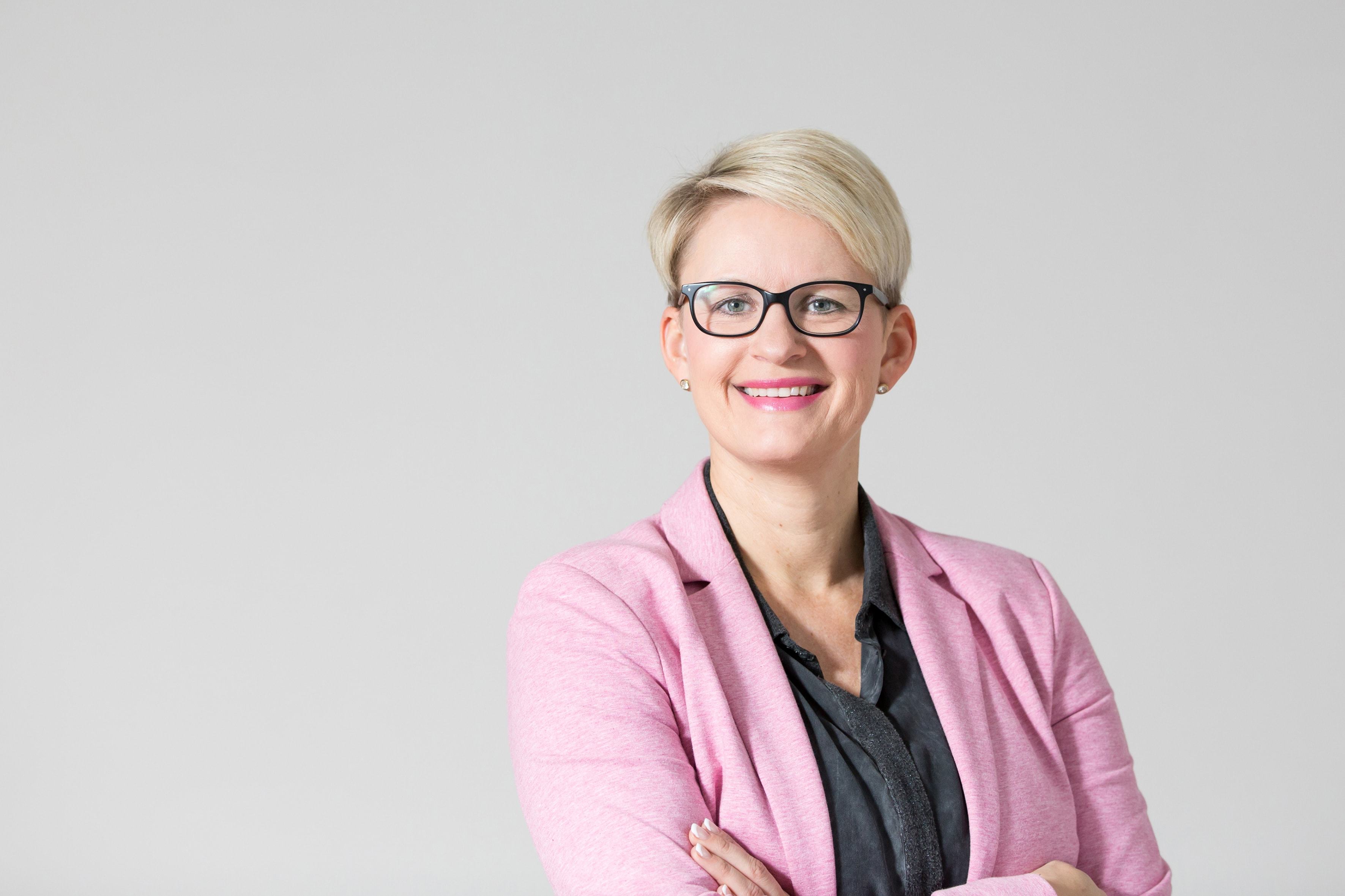 Bianca Boss (41) aus Henstedt-Ulzburg. Die Versicherungsfachwirtin ist seit mehr als zehn Jahren Pressereferentin des Bunds der Versicherten. Zuvor betreute Sie die Rahmenverträge der Mitglieder und gab ihr Fachwissen in der Beratung weiter.