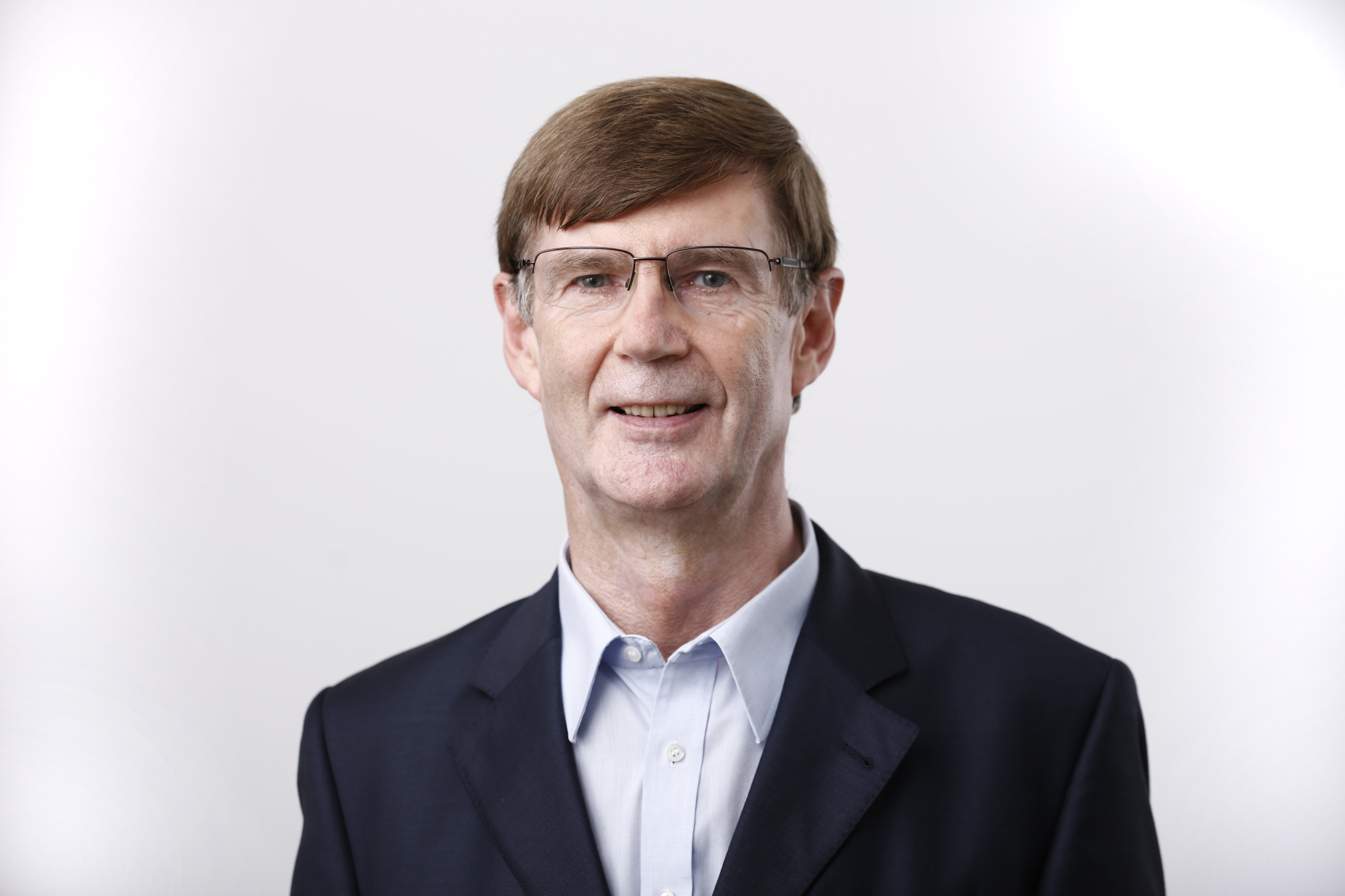 Finanzexperte Max Herbst (67) aus Frankfurt. Der Infobroker für Zinsinformationen startete seine unabhängige Finanzberatung Beratung FMH 1986 mit Focus auf Baufinanzierung.