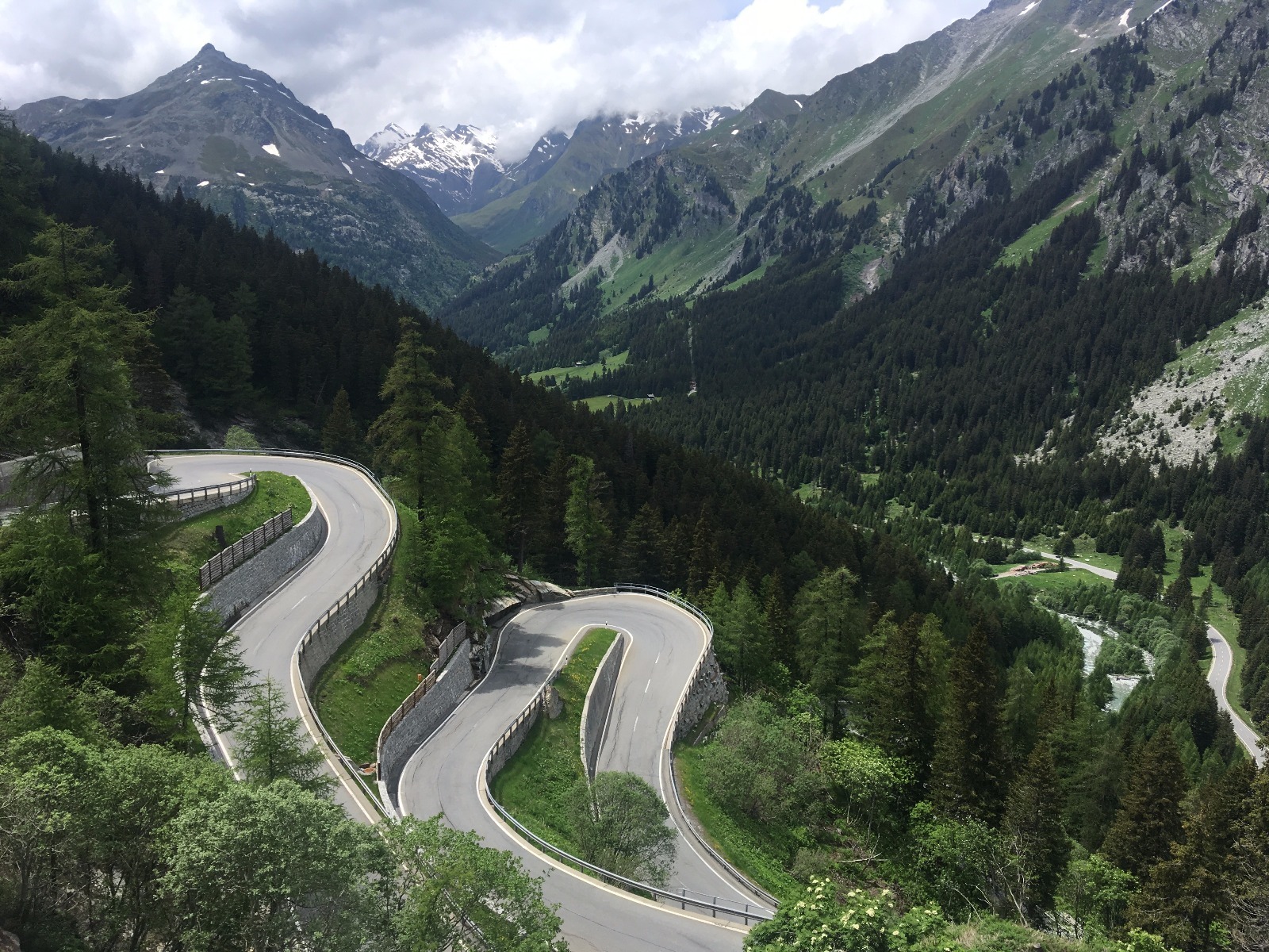 Hier sind sie runtergeheizt: Serpentinen in den Alpen