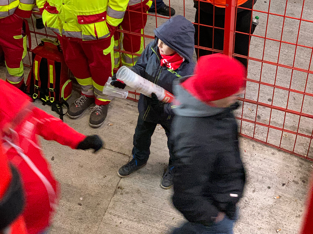 Becher sammeln nach dem Spiel
